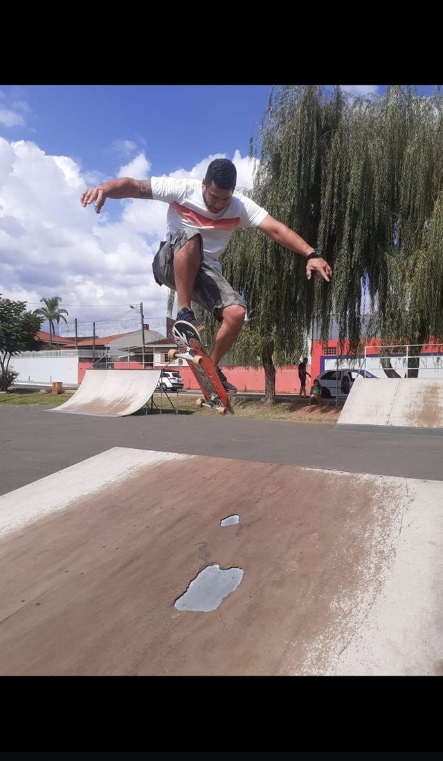 Manobra aérea no skatepark